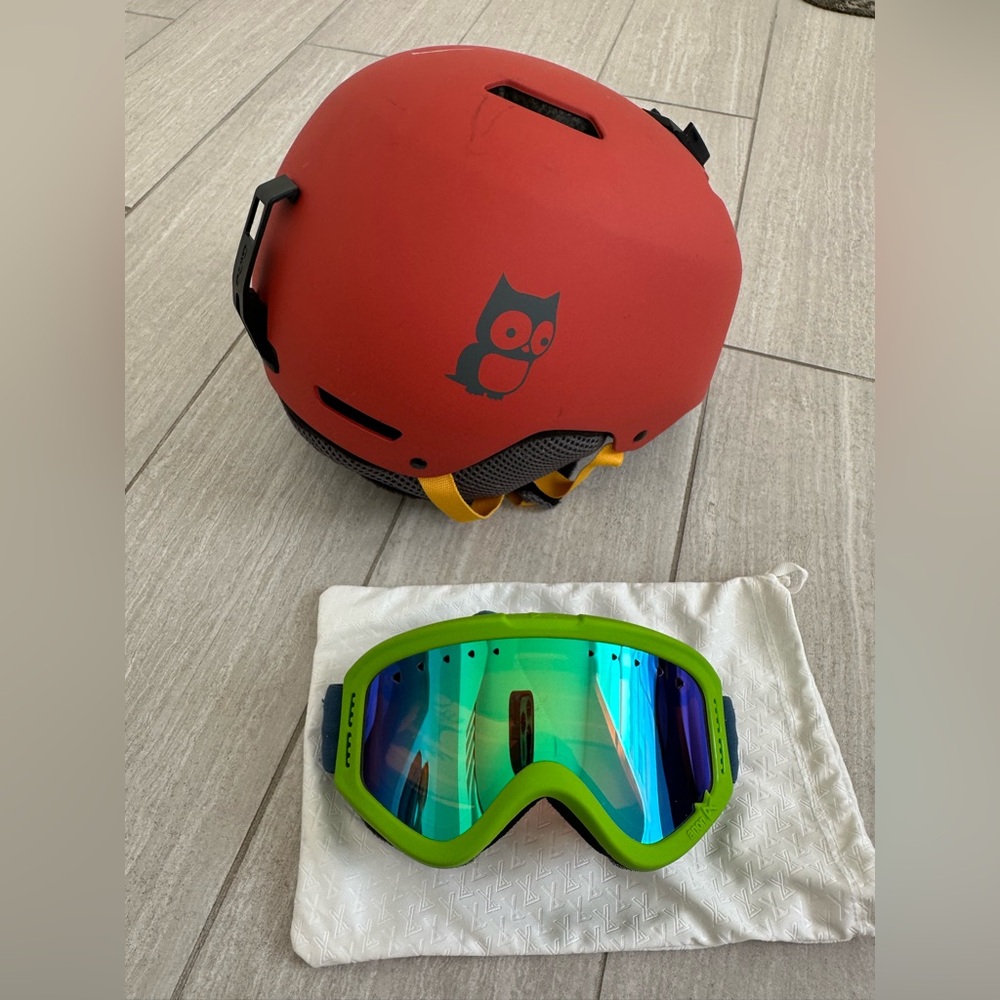 SMITH Kids Green Goggles and ski helmet